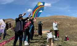 Bayburt'ta Gökyüzü Renklendi! Aydıntepe'de Uçurtma Şenliği