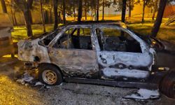 Alevlere teslim olan otomobil yanarak kullanılmaz hale geldi