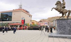 Bayburt'ta Cumhuriyet Bayramı kutlamaları çelenk sunumuyla başladı