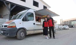 Depremzede çiftin ata mirası ağızları tatlandıran lezzetleri mobil tatlıcıyla kentin dört bir yanına ulaşıyor