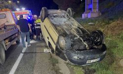 Hafif ticari araç 30 metrelik şarampole yuvarlandı: 1 yaralı