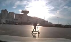 Işık ihlali yapan scooter sürücüsü kazadan kıl payı kurtuldu