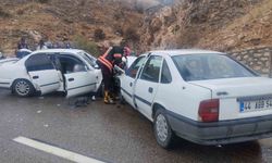 Malatya'da iki otomobil çarpıştı: 6 yaralı