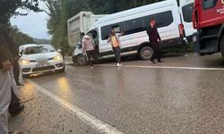 Minibüs kamyonla çarpıştı: 1 ölü, 23 yaralı