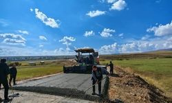 Susuz Kırçiçeği köyünde 1,5 kilometrelik beton yol çalışması başladı