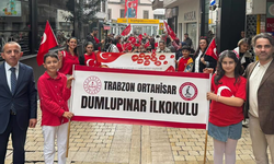 Trabzon Meydan'da Cumhuriyet Coşkusu! Dumlupınar İlkokulu Öğrencilerinden Büyük Gösteri