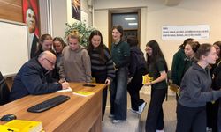 Kamil Anahar'dan Tonya'da öğrencilere anlamlı jest: 200 kitap hediye etti
