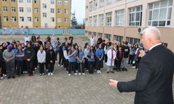 Trabzon'da Bayrak Töreninde Dikkat Çeken Mesaj! Gençlere Çağrı