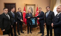 Devlet Bahçeli'ye Trabzon'dan Sürpriz Hediye! Muhammed Salah'ın İmzalı Forması Takdim Edildi
