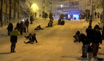 Samsun'da 'kar' keyfi; tepsi ve poşetlerle kaydılar