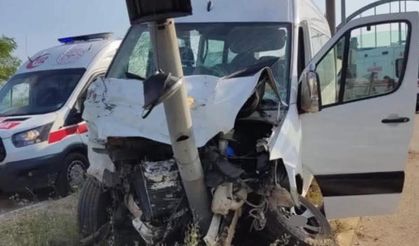 Sahil Yolu'nda Tehlikeli Kaza! Minibüs ile Otomobil Çarpıştı