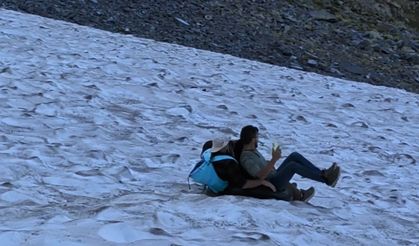 Yaz Ortasında Kar Keyfi! Sıcaktan Kaçan Zirvede Serinliyor
