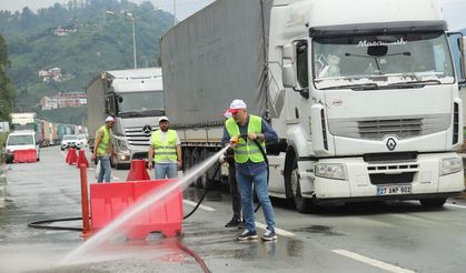 Tırlar Kirletti, Gönüllüler Temizledi!