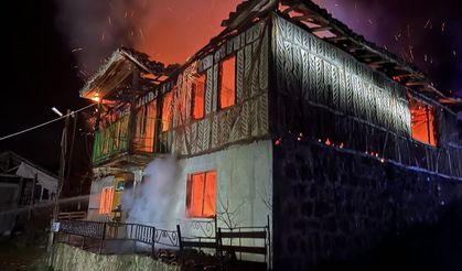 Samsun'da çıkan yangında iki katlı ahşap ev kullanılamaz hale geldi