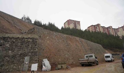 Heyelan sonrası yapılan istinat duvarlarında çatlaklar oluştu