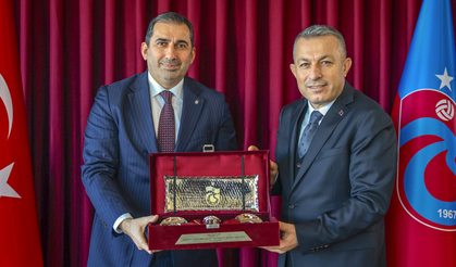 Trabzon Valisi Tahir Şahin ve beraberindeki heyet, Trabzonspor Kulübü’nü ziyaret ederek yönetimle bir araya geldi