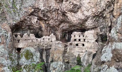 Sümela'yı andıran Alicin Manastırı doğal yapısıyla dikkat çekiyor