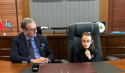 Sürmene’de 23 Nisan’da koltuk çocuklara emanet edildi. Minik Başkan Belinay Kol göreve oturdu