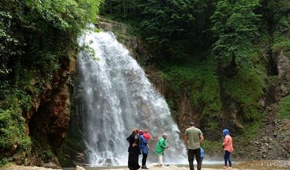 Karlar Eridi, Şelale Coştu! Gümüşhane’de Doğa Şöleni Başladı