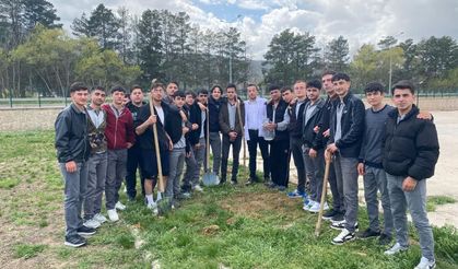 Bayburt'ta öğrenciler okul bahçelerini fidanlarla yeşillendirdi