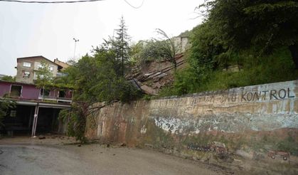 Gümüşhane'de aşırı yağış sonrası yol çöktü