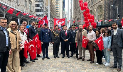 New York’ta Gurur Günü! Ay Yıldızlı Bayrak Manhattan’da Göndere Çekildi