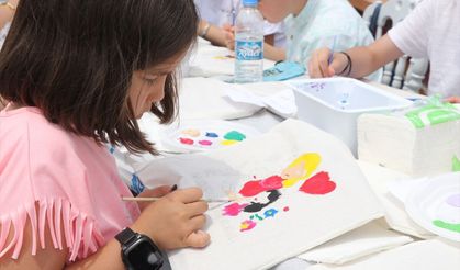 Rize'de feretiko bezinden üretilen çantaları çocuklar renklendirdi