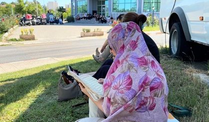 Sınava giren kızını dualarla bekledi