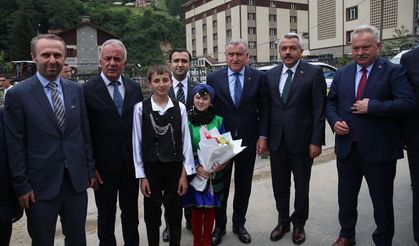 Gençlik ve Spor Bakanı Bak, İkizdere İlçe Stadı'nda incelemelerde bulundu: