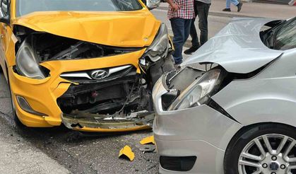 Hafif ticari araç ile ticari taksi kafa kafaya çarpıştı: 2 yaralı