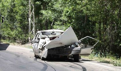 Kamyonetle kafa kafaya çarpışan Fiat Tofaş hurdaya döndü: 1 ölü, 5 yaralı
