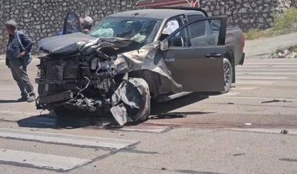 Malatya'da iki pikap çarpıştı: 3 yaralı
