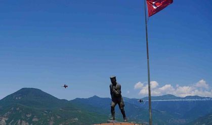 Türk Yıldızları Artvin semalarında prova uçuşuyla nefes kesti