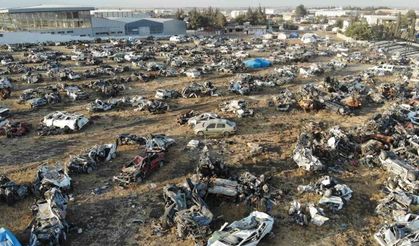 Depremin acı yüzünü yansıtan araç mezarlığından geriye sadece bir minibüs kaldı