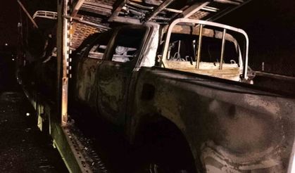 Osmaniye'de sıfır araç taşıyan tır yandı: 4 pikap küle döndü