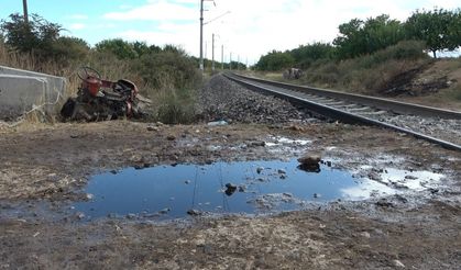 Yük treni traktöre çarptı: İkiye bölünen traktörün sürücüsü yaralandı