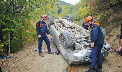 Artvin’de Kamyonet Devrildi: 2 Kişi Yaralandı
