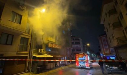 Kıraathanede gece yarısı çıkan yangın korkuttu