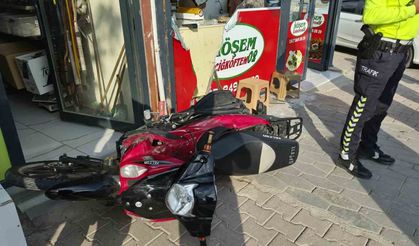 Motosiklet çocuğa çarpıp iş yerine daldı: 1 yaralı