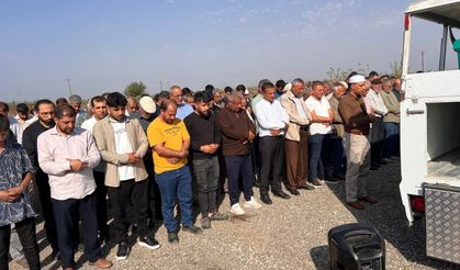 Otomobilin çarpmasıyla ölen anne ve kız çocuğu yan yana defnedildi