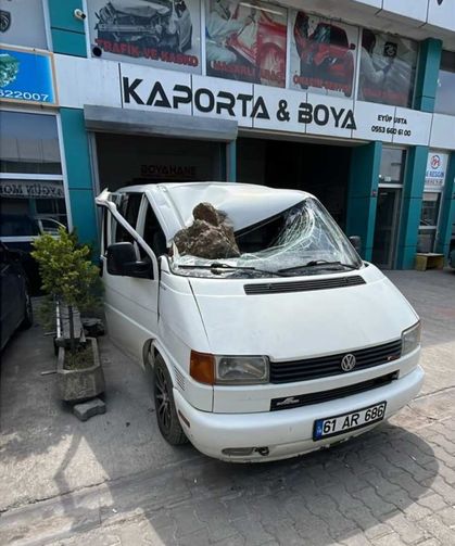 Araklı Çamlıktepe’de Yol Çalışmasında Dikkatsizlik: Kaya Parçası Araca Düştü, 2 Yaralı