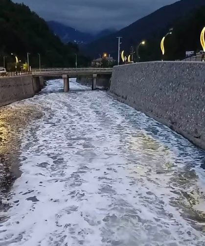 Aksu Deresi’nde Kimyasal Alarm! Beyaz Köpükler Tepki Çekti, Kaynak Hâlâ Belirsiz