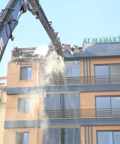 Ordu'da temel kazısı sırasında hasar oluşan binanın yıkımına başlandı