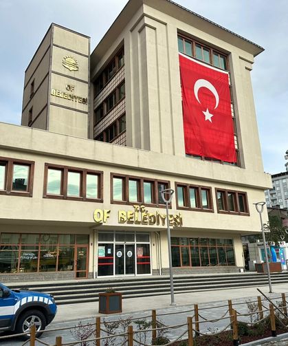 Başkan Sarıalioğlu’ndan Oflulara Bayrak Çağrısı ; Of’ta Ev ve İş Yerleri Ay Yıldızlı Bayraklarla Donatılıyor