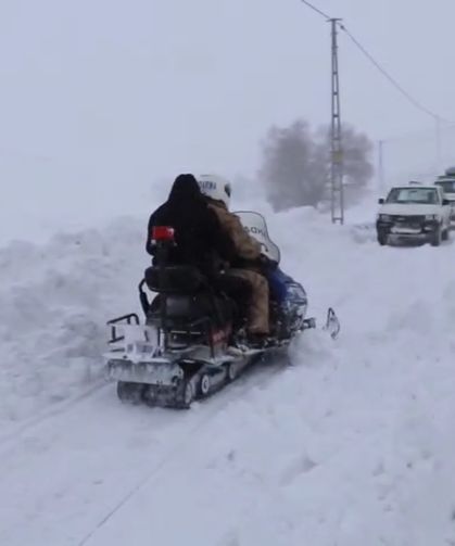 Bayburt'ta yolu kapalı köydeki hasta kar motoruyla ambulansa taşındı