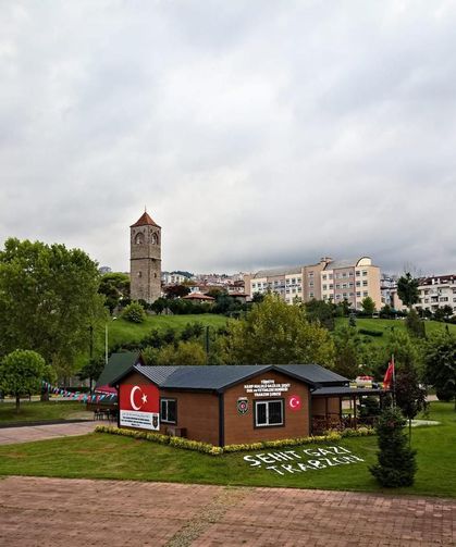 Trabzon’da Dernek Bahçesine 20 Metrelik Bayrak Direği İçin Destek Çağrısı