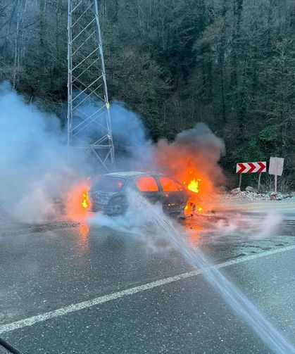 Cankurtaran Tüneli Yakınlarında Araç Alev Aldı: Hurdaya Döndü