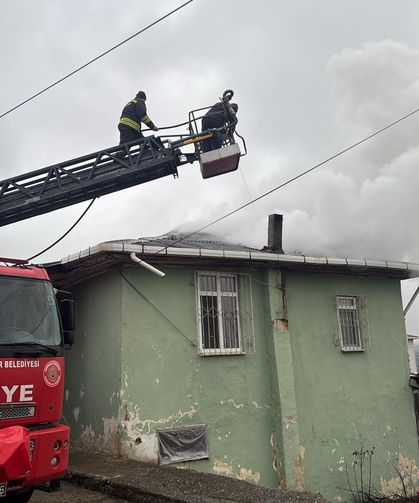 2 katlı binanın çatısında çıkan yangın söndürüldü