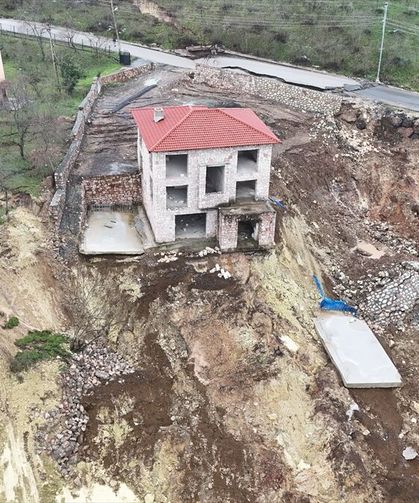 Ordu'da heyelan nedeniyle 2 ev ile halı saha yıkıldı