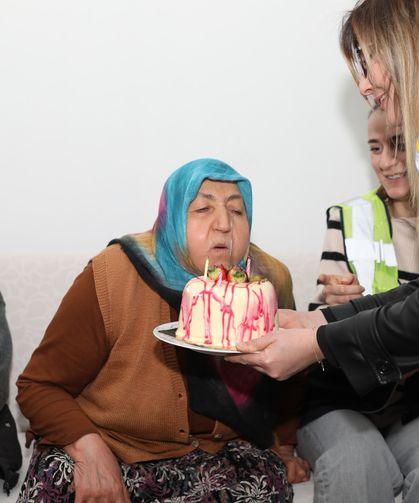 Samsun Büyükşehir Belediyesi ekipleri 74 yaşındaki kadının doğum gününü kutladı